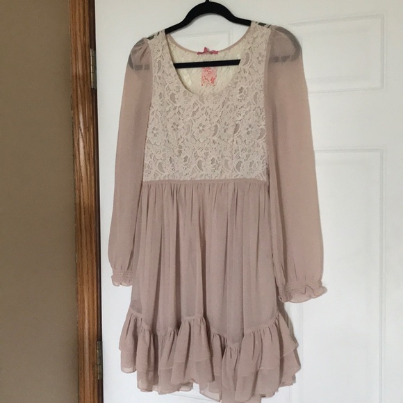 Minuet Petite Dresses & Skirts - Vintage pink long sleeve lace & ruffle dress.